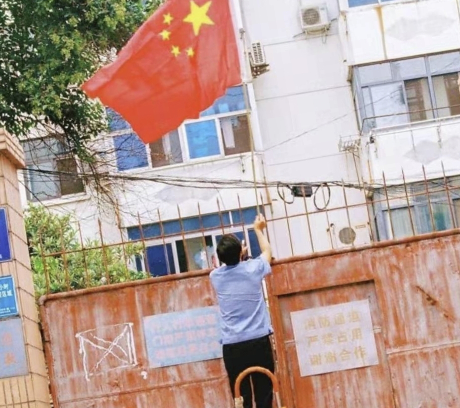 我们生在红旗下_我们生在红旗下长在春风目光所至是什么歌