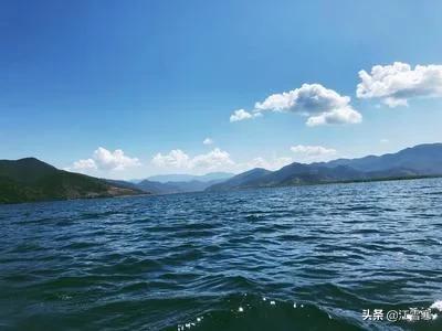 形容湖景色很美的诗句（形容湖景色很美的诗句古诗）